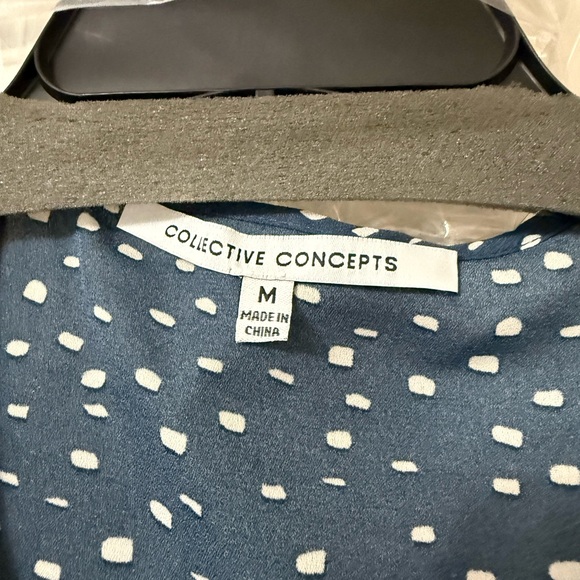 Elegant Navy and White Blouse - Picture 4 of 4